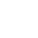 pere avec enfants levant les bras